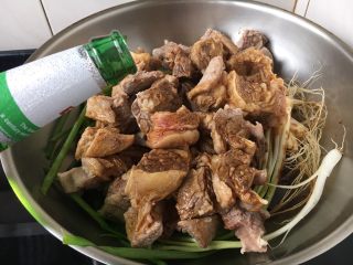 16、补血益气 强筋健骨 山药烧牛肉（附红烧牛肉详细做法）,倒入1瓶啤酒。