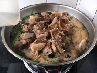 17、补血益气 强筋健骨 山药烧牛肉（附红烧牛肉详细做法）,倒入900ml的开水（老汤），请注意是开水！