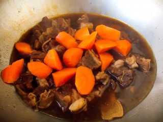 25、补血益气 强筋健骨 山药烧牛肉（附红烧牛肉详细做法）,锅里留3人份的牛肉和适量的汤，放入胡萝卜，烧制5分钟左右。