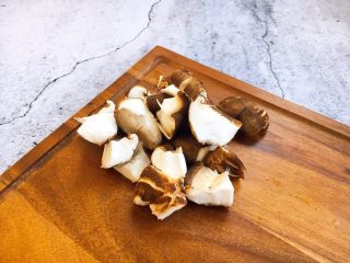 30、补血益气 强筋健骨 山药烧牛肉（附红烧牛肉详细做法）,香菇手撕成小朵。