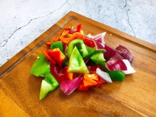 31、补血益气 强筋健骨 山药烧牛肉（附红烧牛肉详细做法）,青红椒、洋葱切成块。