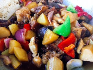 32、补血益气 强筋健骨 山药烧牛肉（附红烧牛肉详细做法）,青红椒、洋葱放入锅里，烧制片刻即可。