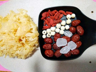 1、美容养颜~银耳莲子汤,准备好所有食材备用