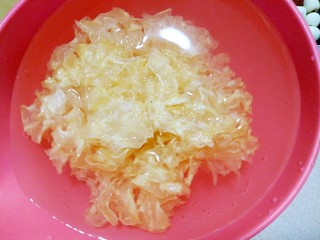 2、美容养颜~银耳莲子汤,将银耳放入凉水中，泡40分钟左右