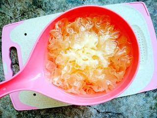 4、美容养颜~银耳莲子汤,泡好的银耳非常肥大