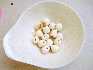 5、美容养颜~银耳莲子汤,泡好的莲子也非常饱满，控水备用