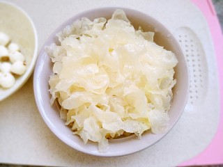 6、美容养颜~银耳莲子汤,银耳洗干净要撕成小朵装盘备用