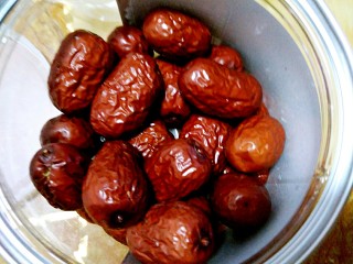 7、美容养颜~银耳莲子汤,今天用的红枣