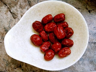 8、美容养颜~银耳莲子汤,也需要用清水洗干净