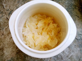 9、美容养颜~银耳莲子汤,取一砂堡，将银耳先放在底部