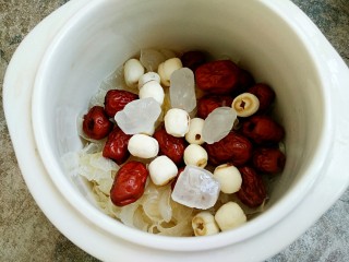 11、美容养颜~银耳莲子汤,莲子在放入几颗冰糖