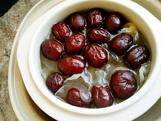 13、美容养颜~银耳莲子汤,隔水炖煮两个小时左右，可以适量的保温一小时会更软糯