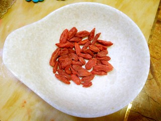 14、美容养颜~银耳莲子汤,准备好需要放的枸杞