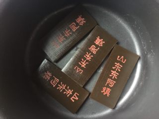 1、自制纯手工阿胶糕,将阿胶块放入干净的锅里。讲究一点的可以冲洗一下阿胶片。我没冲????