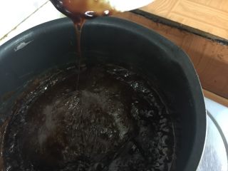 9、自制纯手工阿胶糕,熬到勺子挂下来一条线关火。