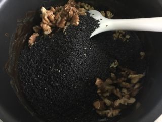 11、自制纯手工阿胶糕,再倒入黑芝麻拌匀。