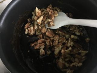 10、自制纯手工阿胶糕,倒入核桃仁搅拌