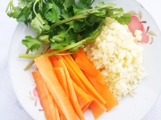 2、超级爽口的凉拌腐竹,胡萝卜切片，大蒜切末，香菜适量。