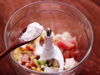 5、荠菜豆渣丸子,再加入木薯淀粉。