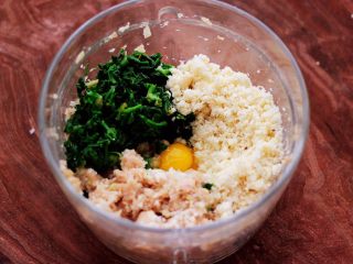 8、荠菜豆渣丸子,把切碎的荠菜和豆渣，放入绞碎的猪肉里，打散两个鹌鹑蛋。