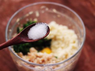 9、荠菜豆渣丸子,这个时候根据个人口味，加入适量的盐调味。