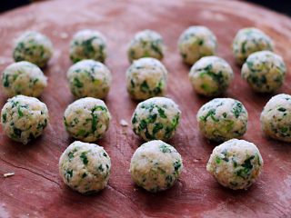 14、荠菜豆渣丸子,依次做好所有的丸子。