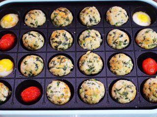 18、荠菜豆渣丸子,待所有的丸子，煎至两面金黄色的时候，即可关火。