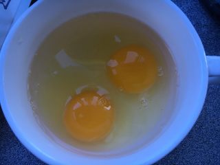 2、黑糖黄酒炖鸡蛋,炖盅里磕入鸡蛋