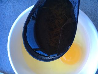 3、黑糖黄酒炖鸡蛋,放入黄酒