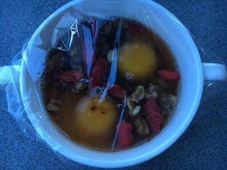 8、黑糖黄酒炖鸡蛋,表面封上保鲜膜