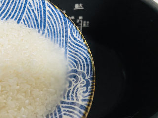 6、红枣南瓜粥,大米放入电压力锅内胆中