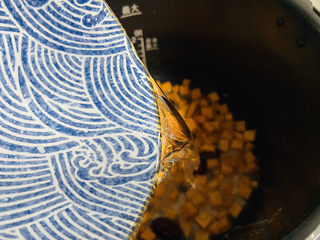 9、红枣南瓜粥,加入热水