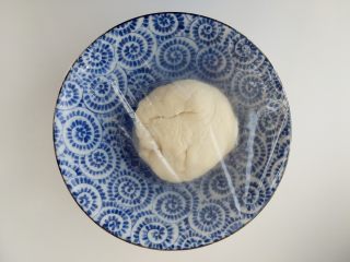 3、烧麦灌香肠土豆丝饼套餐,取出后盖上保鲜膜饧10-20分钟