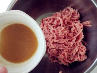 6、烧麦灌香肠土豆丝饼套餐,将一部分肉馅加香肠调味料拌好腌制一会儿