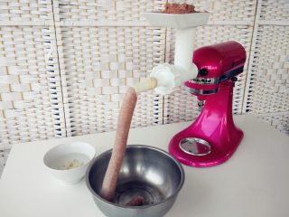 13、烧麦灌香肠土豆丝饼套餐,将拌好的香肠馅装入Kitchenaid绞肉器中，用手抵住出口，待肉馅出现在肠衣底端，将肠衣打结，以低速开始灌香肠，用手稍往后推肠衣，以保证肉