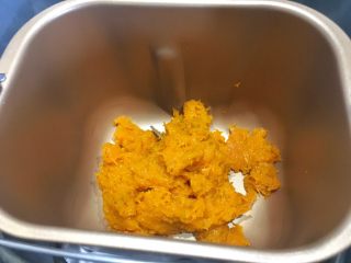 5、蔓越莓南瓜发糕,将南瓜泥倒入面包机内（没有面包机，直接将食材混合，用手揉成面团）