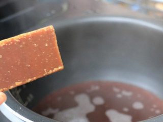 6、蒸汽球釜丸子红豆汤,加入适量红片糖，煮至糖融化