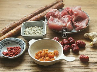 1、山药枸杞尾龙骨汤,准备好材料。