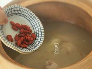 11、山药枸杞尾龙骨汤,最后关火前5分钟加枸杞。