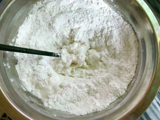 3、桂花糯米枣,一边用筷子搅拌，小心烫手。