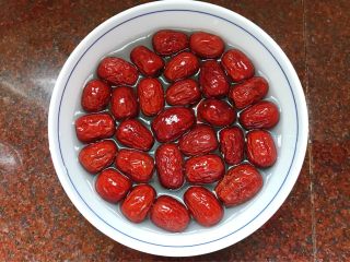 5、桂花糯米枣,红枣泡水一小时，泡软。我这个枣是没洗过的，有点硬，上面还有灰，得洗净，如果枣是那种软的，已洗过的，就不用泡水。