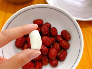 8、桂花糯米枣,搞点糯米团搓成圆条状。