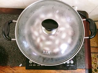 12、桂花糯米枣,盖上锅盖，大火蒸8分钟。