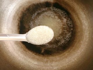 13、桂花糯米枣,蒸枣时我们来煮糖水，一碗水中加入4汤匙白糖。