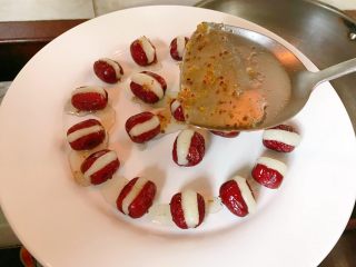 16、桂花糯米枣,红枣出锅摆盘，淋上桂花糖水。