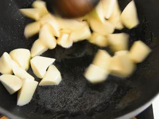 2、油焖茭白—浓油赤酱的本帮素菜,热锅冷油，小火翻炒至变软。