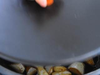 4、油焖茭白—浓油赤酱的本帮素菜,倒入少量清水，转中火焖煮5分钟。