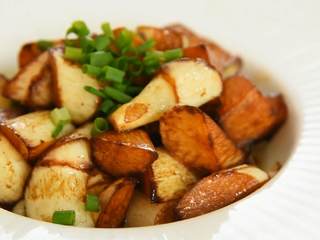 5、油焖茭白—浓油赤酱的本帮素菜,淋上少许麻油，炒匀即可。