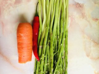 1、芦笋炒肉片,准备食材。