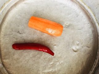 5、芦笋炒肉片,胡萝卜去皮洗净，辣椒去蒂洗净。